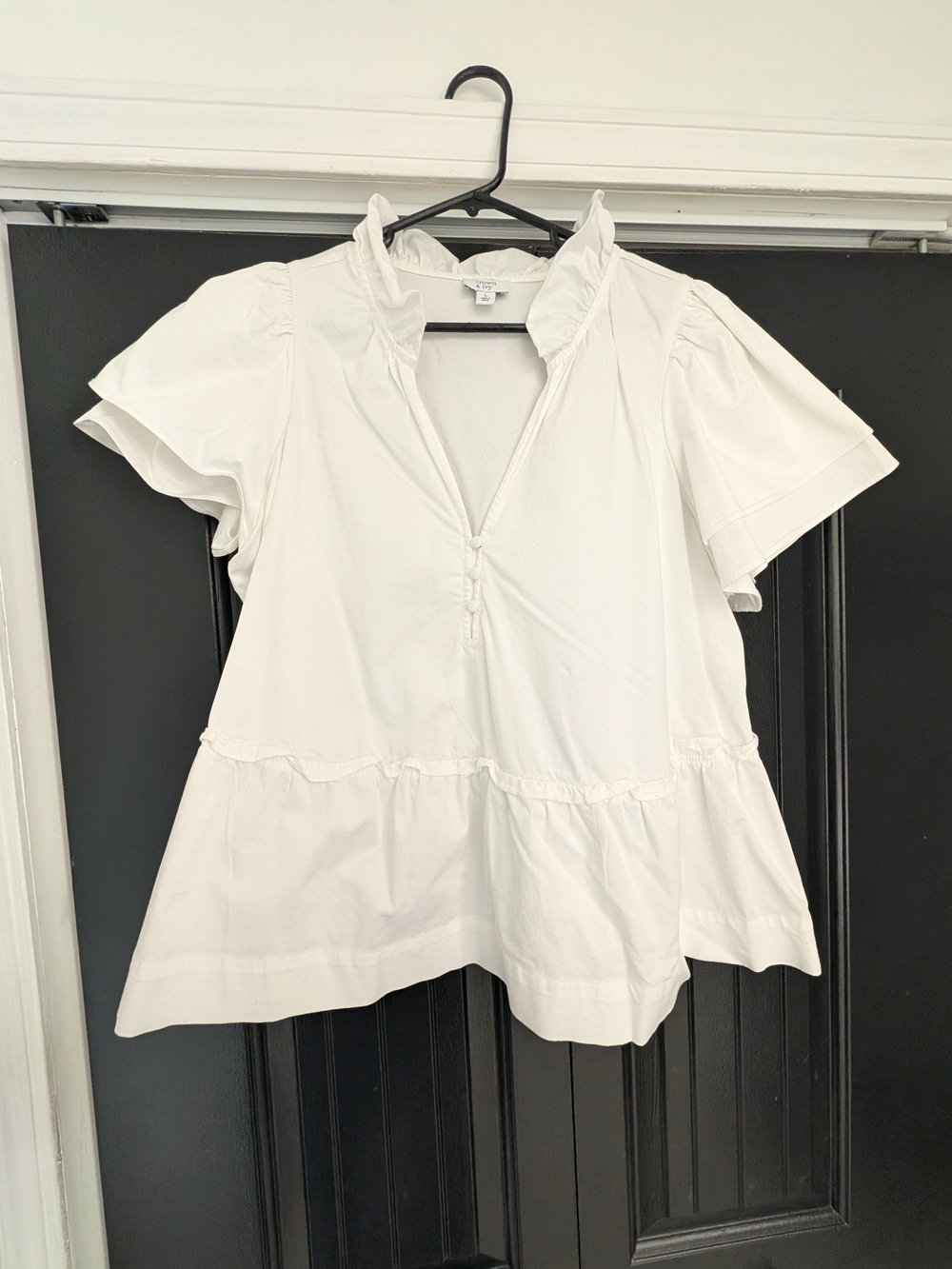 crown & ivy Ivory Ruffled V-Neck Peplum Top